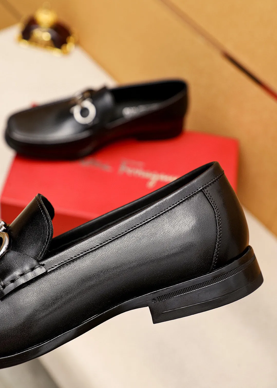 Men's shoes 💰460 💐 Product trademark: Ferragamo "Ferragamo" casual leather shoes Regular size: 38-44 (45.46🉑️customized) Product materials: Selected imported first-layer calfskin upper + luxury hardware buckle, imported water-dyed cowhide leather lining. Strong three-dimensional visual effect, original rubber outsole Color: 1⃣️color optional